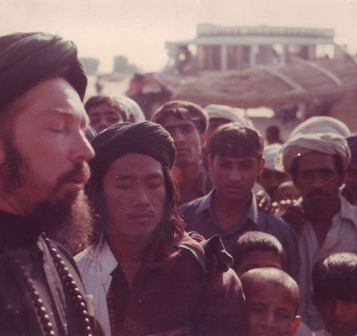 Syaikh Husain asy-Syadzili bersama gurunya Syekh Fattah al-Daood sedang dalam perjalanan ke Uch-Sharif, sebuah desa di Punjab Pakistan